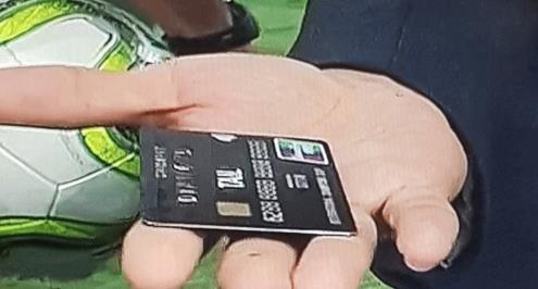 في واقعة غريبة.. حكم لقاء أرسنال وباريس يستخدم "بطاقة ائتمان" لعمل القرعة